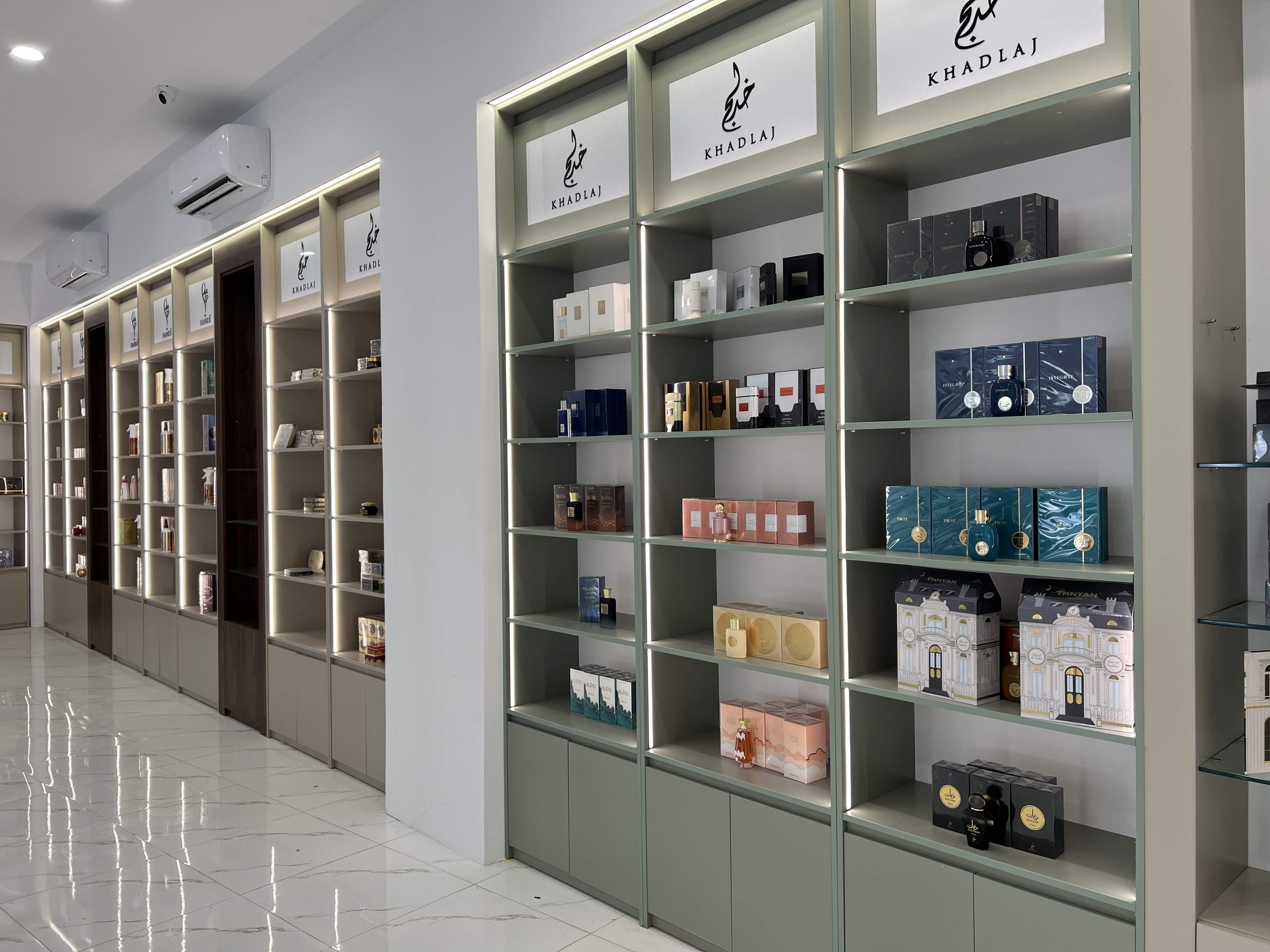 تنسيق فني لزجاجات العطور