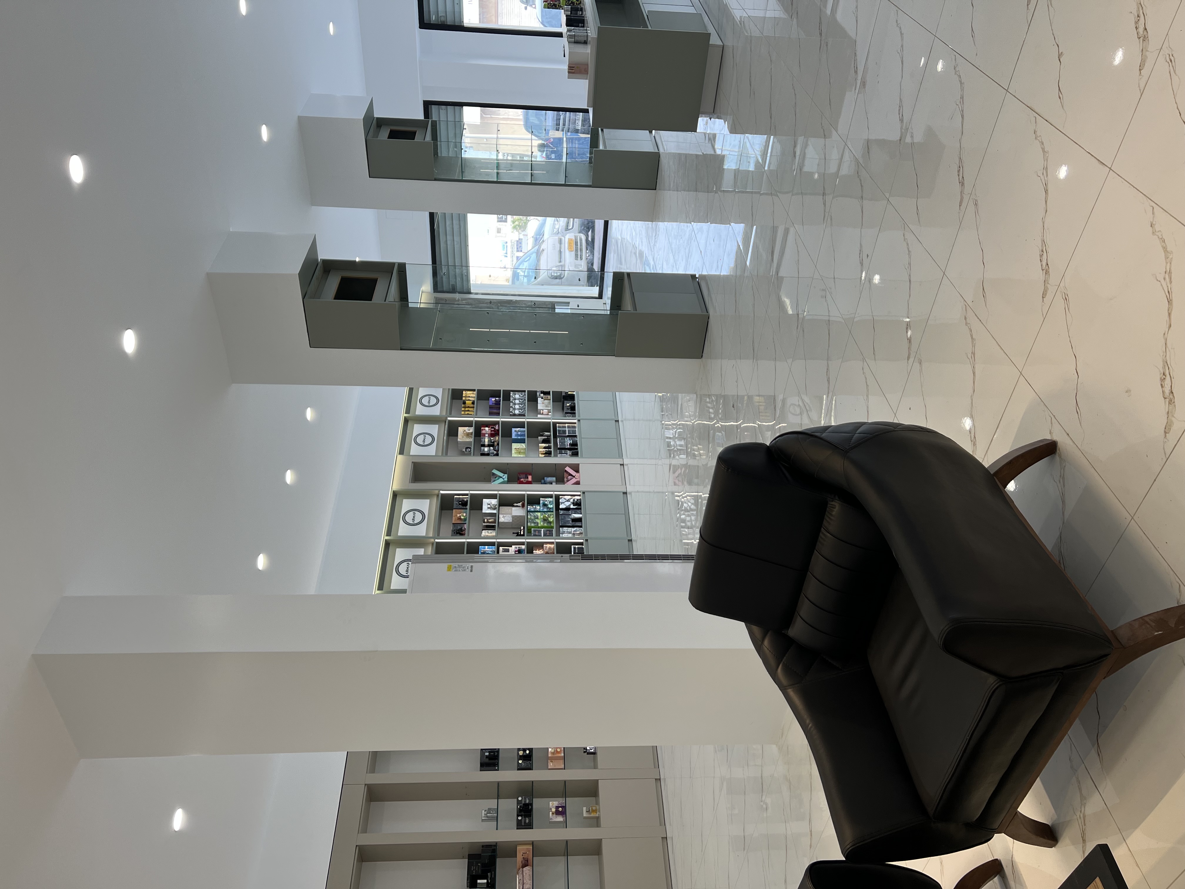 عطور فاخرة داخل المتجر